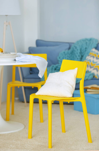 habitación interior con sillas amarillas
 - Foto, Imagen