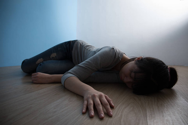 woman lying on the floor - Foto, afbeelding