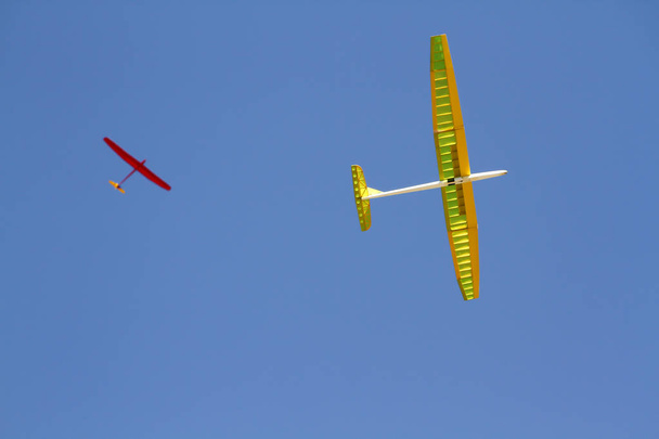 rc ferngesteuertes Segelflugzeugmodell am blauen Himmel - Foto, Bild