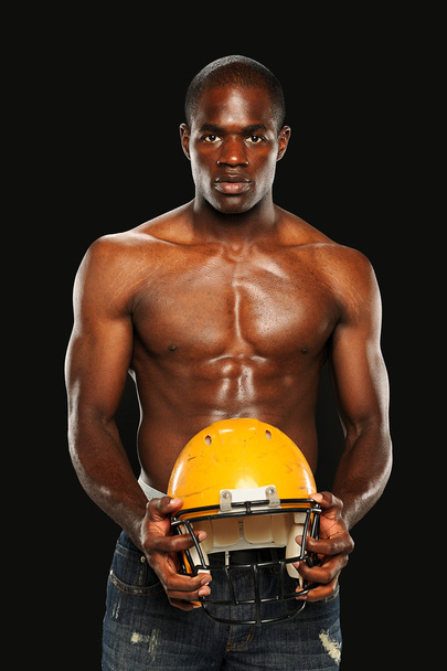 mladý Američan Afričana muž, který držel fotbalová helma - Fotografie, Obrázek