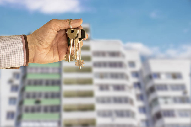 Las llaves del apartamento en mano
 - Foto, imagen