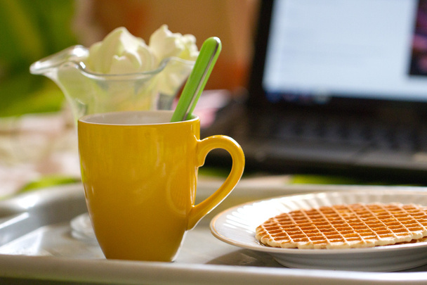 Obleas redondas y té, desayuno de computadora portátil
 - Foto, Imagen