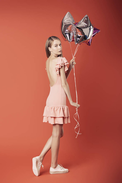 Frau im roten Kleid mit Luftballons. - Foto, Bild