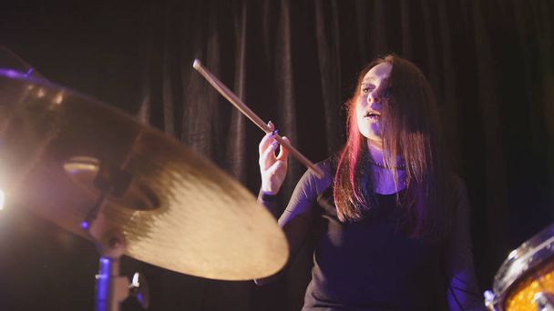 Teenie-Garagen-Rockmusik - attraktive Percussion-Schlagzeugerin spielt Musik zum Zusammenbruch - Foto, Bild