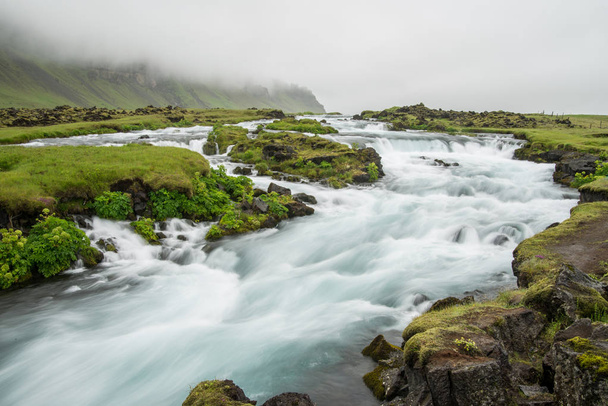 Paisaje verde escénico de Islandia
 - Foto, imagen