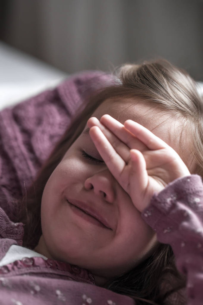 yatakta yatarken ve ağlayan kız - Fotoğraf, Görsel