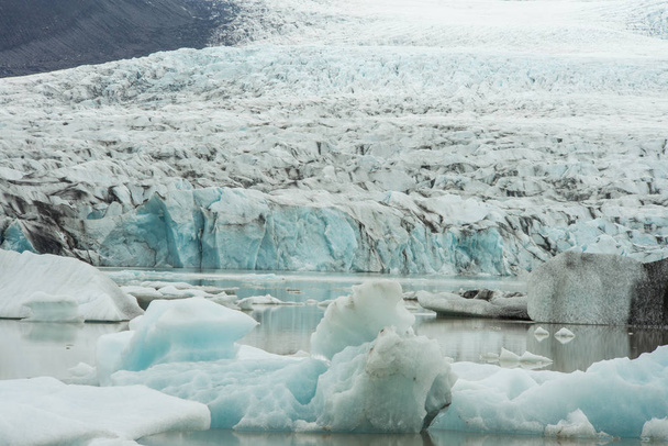 Красивая ледниковая лагуна в Исландии
 - Фото, изображение