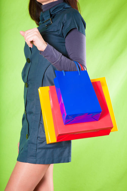 kobietę z ramię torby na zakupy na zielonym tle - Zdjęcie, obraz