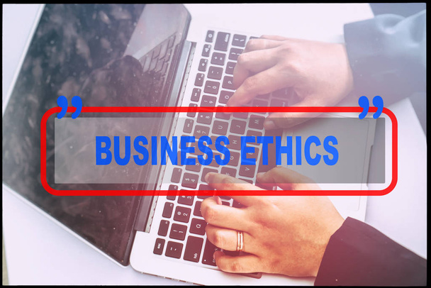 Ręka i tekst "Etyka biznesu" z rocznika tle. Koncepcja technologiczna. - Zdjęcie, obraz