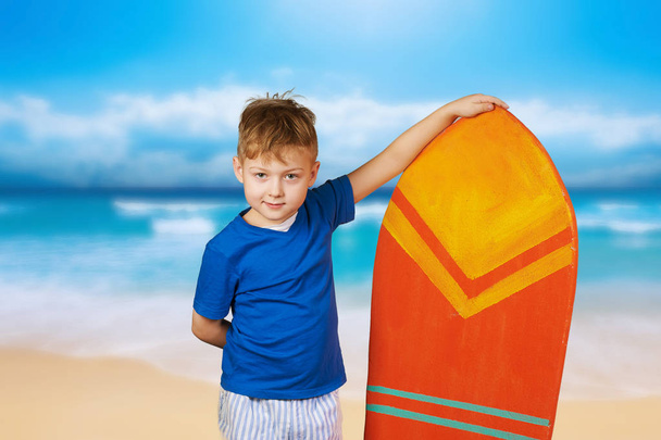 boy posing with surfboard - Foto, Imagem
