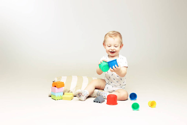 Joyeux petit garçon jouant avec des jouets
. - Photo, image