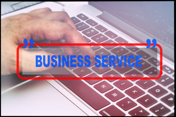 Ręka i tekst "Business Service" z rocznika tle. Koncepcja technologiczna. - Zdjęcie, obraz