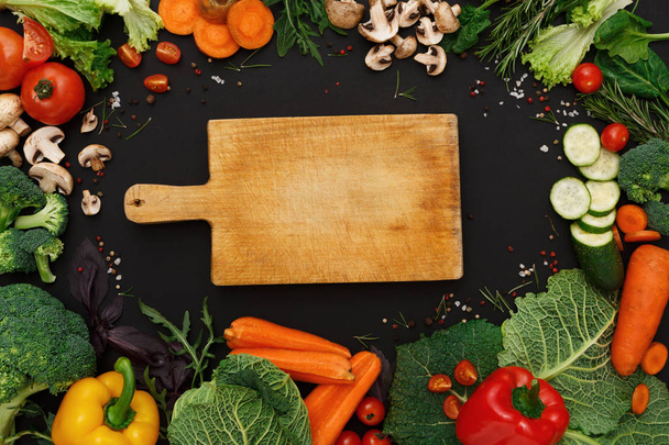 Рамка из свежих овощей на деревянном фоне с копировальным пространством
 - Фото, изображение