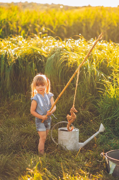 little girl playing  fishing - Foto, afbeelding