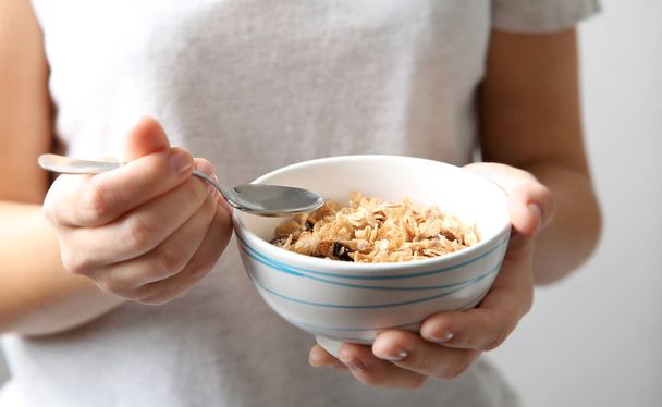 woman holding bowl with healthy breakfast - Foto, Bild