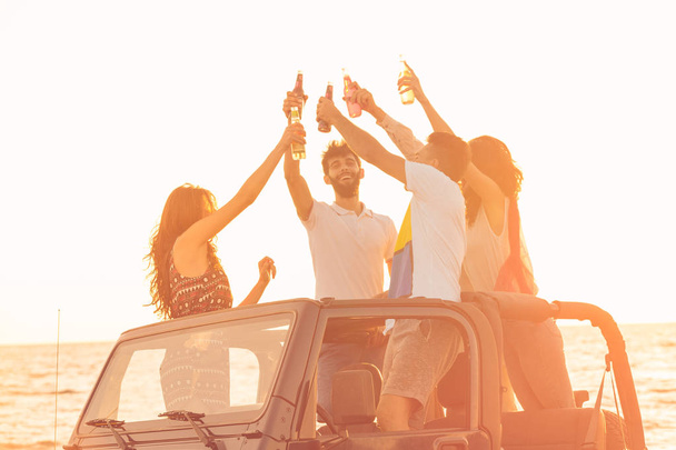 people having fun in car at the beach - Φωτογραφία, εικόνα