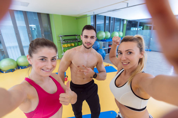 Ομάδα ατόμων σε ένα γυμναστήριο λήψη selfie - Φωτογραφία, εικόνα