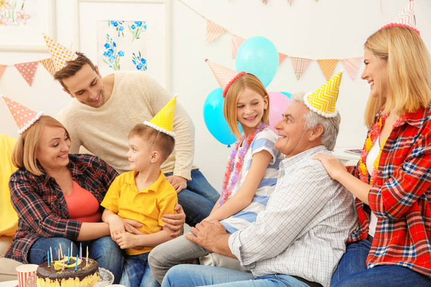 Большая счастливая семья празднует день рождения
 - Фото, изображение