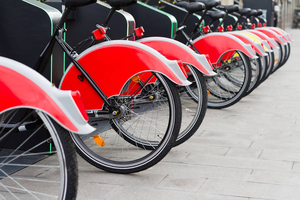 赤い自転車で都市の自転車スタンドします。 - 写真・画像