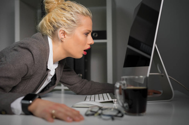 Femme épuisée et fatiguée regardant l'écran d'ordinateur de très près
 - Photo, image