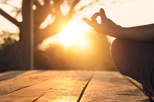 Meditáció-jóga a természet-napnyugtakor nő keze - Fotó, kép