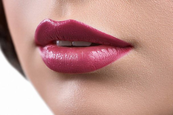 Nahaufnahme der Lippen einer Frau, die Lippenstift oder Lippenstift trägt - Foto, Bild