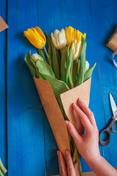 Making a bouquet of white and yellow tulips at home - Foto, afbeelding