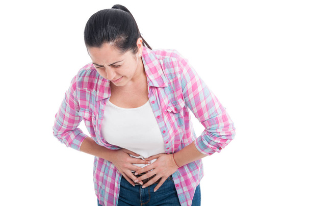 Mujer joven con fuerte dolor de estómago
 - Foto, imagen