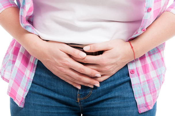 Женщина с менструальной болью держит свой больной живот
  - Фото, изображение