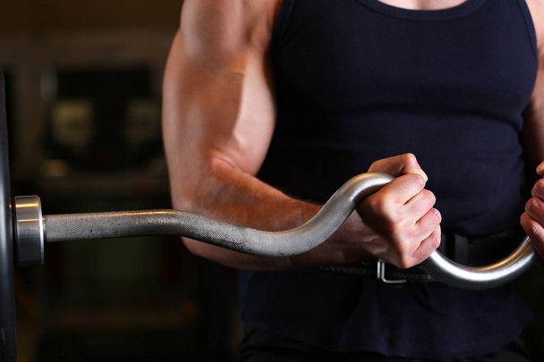 Sportovní mladý muž cvičit biceps - Fotografie, Obrázek