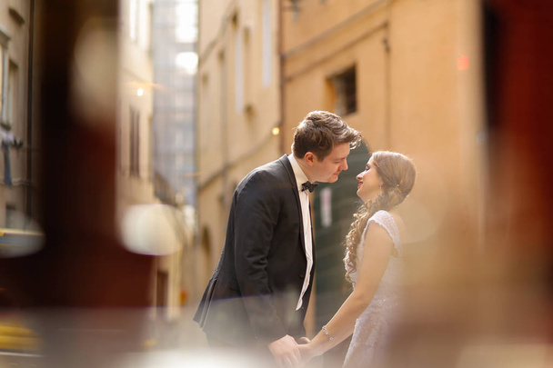 Groom and bride in the city - 写真・画像
