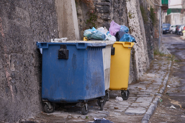 Miejskie śmietniki w mieście - Zdjęcie, obraz
