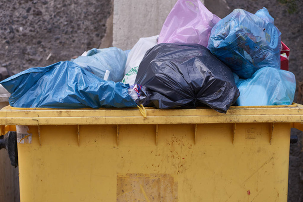 Міські сміттєві баки в місті
 - Фото, зображення