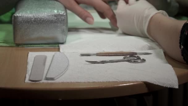 Mestre de manicure trabalha com as ferramentas de manicure
 - Filmagem, Vídeo