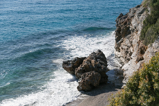 Dalgalar tarafından yıkanmış rock ile deniz manzarası - Fotoğraf, Görsel