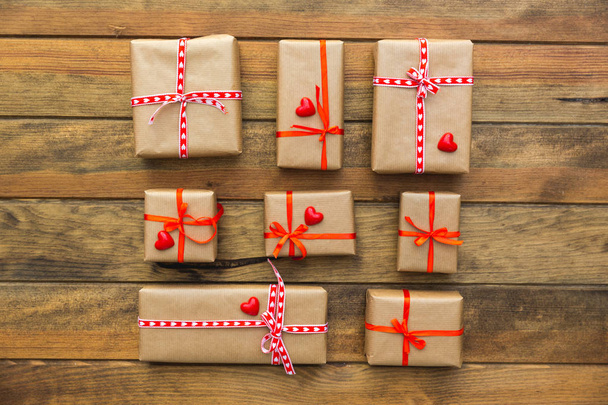 композиция упаковки подарков. самодельные обернутые рождественские подарки коробки, ноутбук, украшения и инструменты на белом фоне для макета шаблона дизайн. Новый год и рождественская концепция. Над видом плоский лежал
 - Фото, изображение