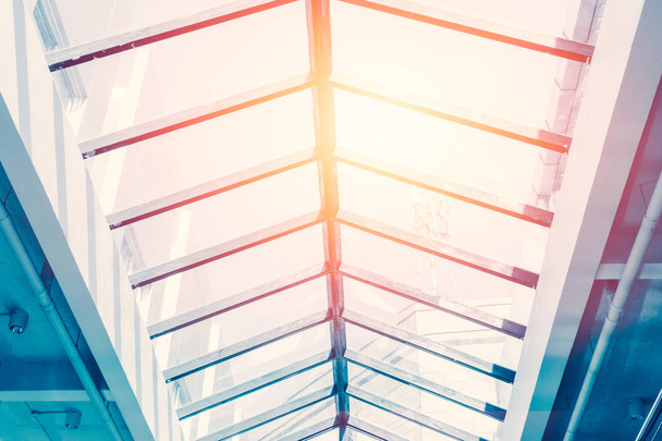 天井のガラスの屋根、建物のエネルギー コストを節約のための自然照明エコ. - 写真・画像