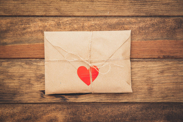 Valentine greetings envelope with heart  - Foto, imagen