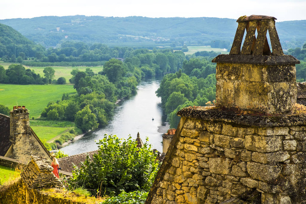 Osittainen näkymä Beynacin linnaan ja Dordognen laaksoon Ranskassa
 - Valokuva, kuva