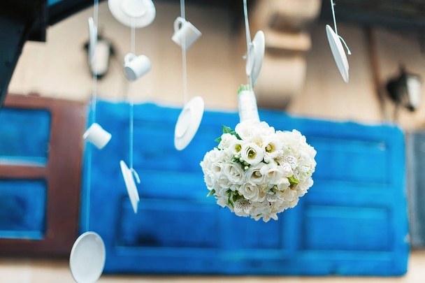 weißer Hochzeitsstrauß hängt kopfüber - Foto, Bild