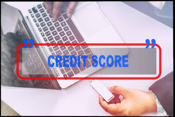 Hand en tekst "Credit Score" met vintage achtergrond. Technologie concept. - Foto, afbeelding
