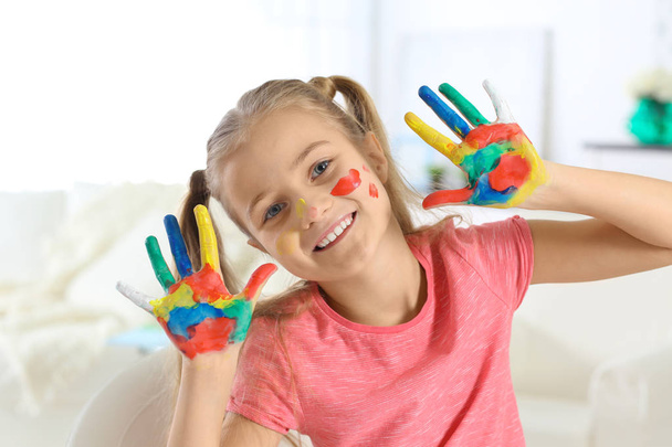 aranyos kislány kezével a Paint programban  - Fotó, kép