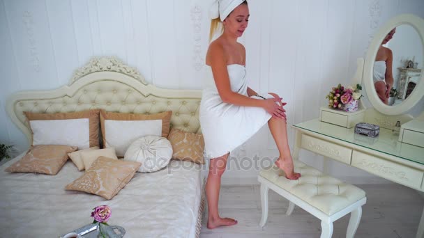 Mädchen in Handtüchern störte Zustand der Füße und drückte ihre Unzufriedenheit mit Emotionen aus, setzte Fuß auf Stuhl neben Tisch mit Spiegel und Bett im Schlafzimmer. - Filmmaterial, Video