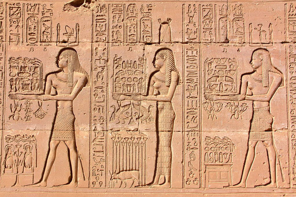 DENDERA, EGYPT: Иероглифы в храме Дендеры, посвященном богине Хатхор
 - Фото, изображение