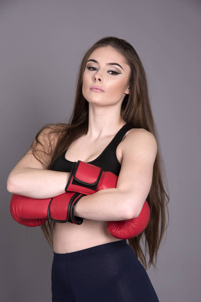 Nuori naisnyrkkeilijä punaisissa nyrkkeilyhanskoissa
 - Valokuva, kuva