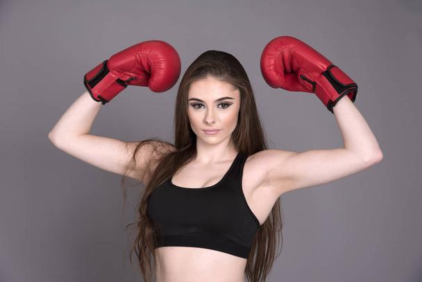 Młoda kobieta bokser sobie czerwone rękawice bokserskie - Zdjęcie, obraz