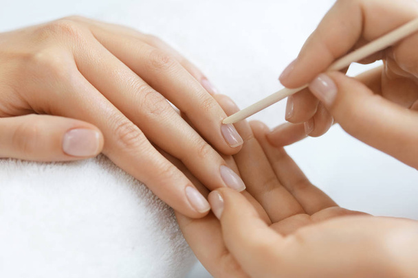 Beautician Removing Cuticle On Woman Hands With Wooden Stick - Foto, Bild
