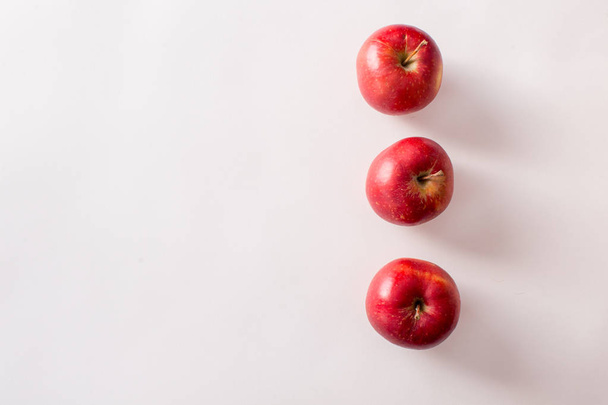 Red and green apples on a white background - Foto, afbeelding