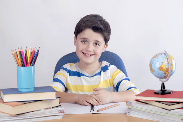 Sorrindo menino estudando
 - Foto, Imagem