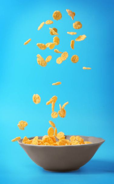 Bowl with corn flakes  - Foto, afbeelding